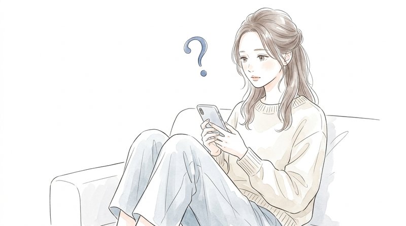 スマホを手に連絡の頻度について迷う女性